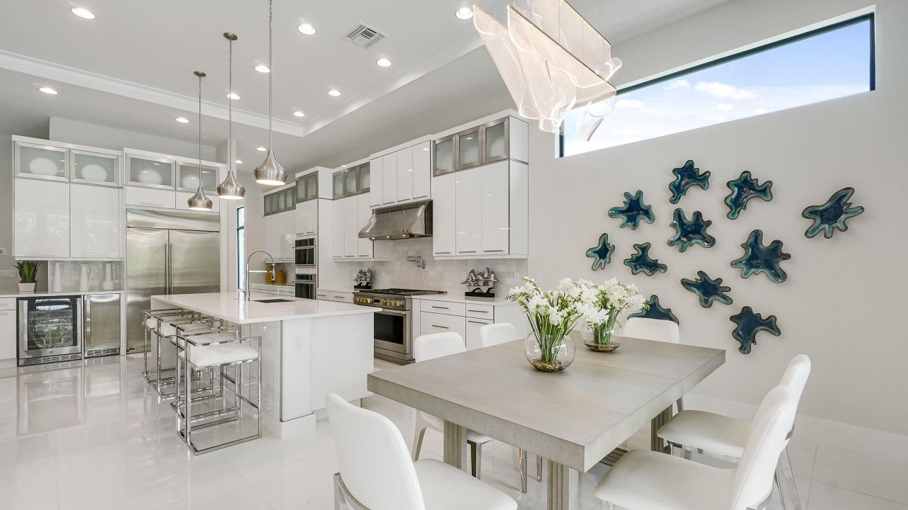 合同活跃: $2,835,915 (4 贝兹, 4 浴室, 4277 平方英尺)