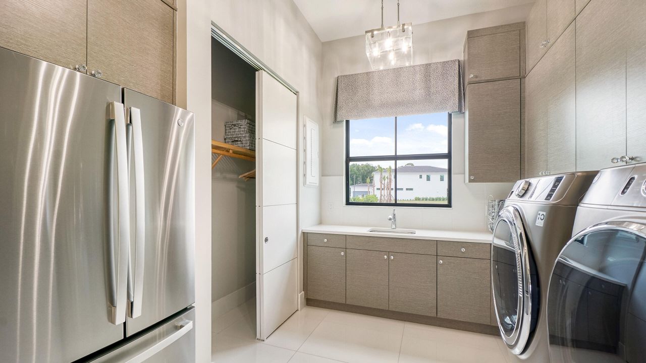 合同活跃: $2,835,915 (4 贝兹, 4 浴室, 4277 平方英尺)