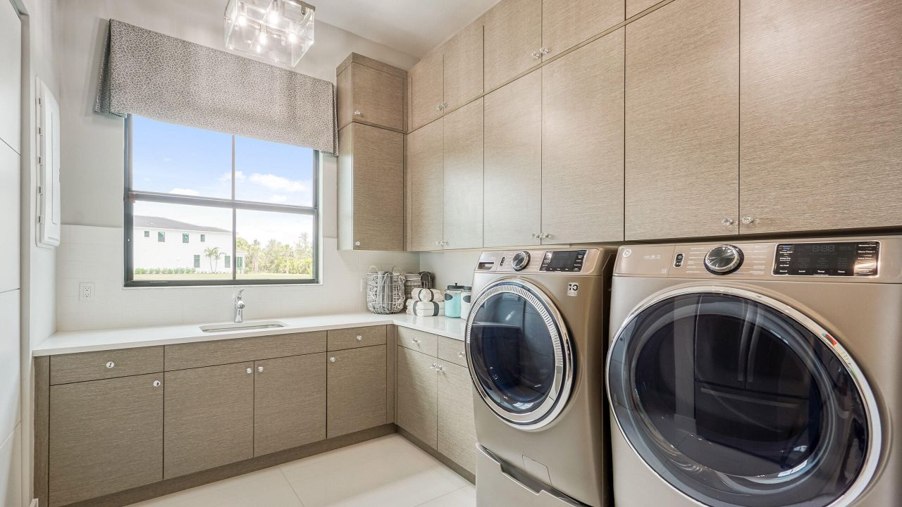 合同活跃: $2,835,915 (4 贝兹, 4 浴室, 4277 平方英尺)