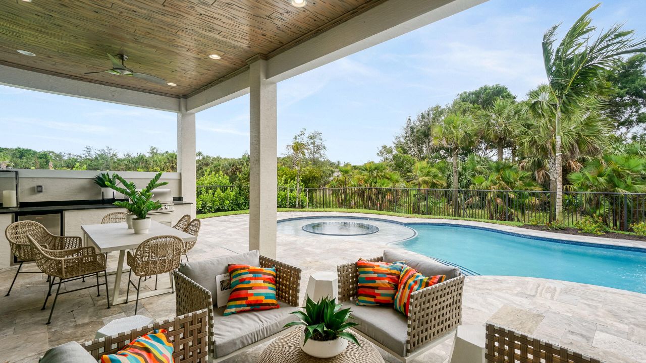 合同活跃: $2,835,915 (4 贝兹, 4 浴室, 4277 平方英尺)