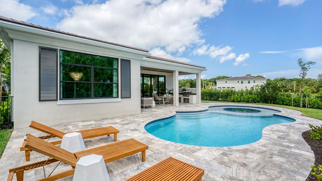 合同活跃: $2,835,915 (4 贝兹, 4 浴室, 4277 平方英尺)