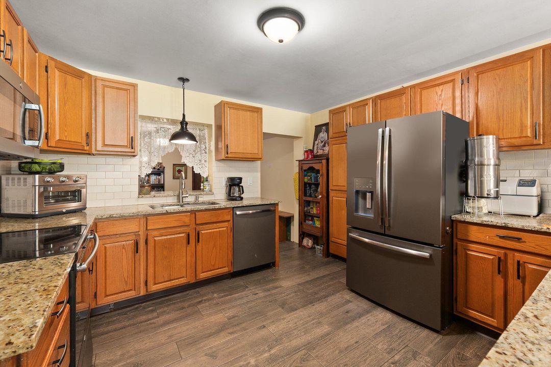 For Sale: $595,000 (5 beds, 3 baths, 3194 Square Feet)