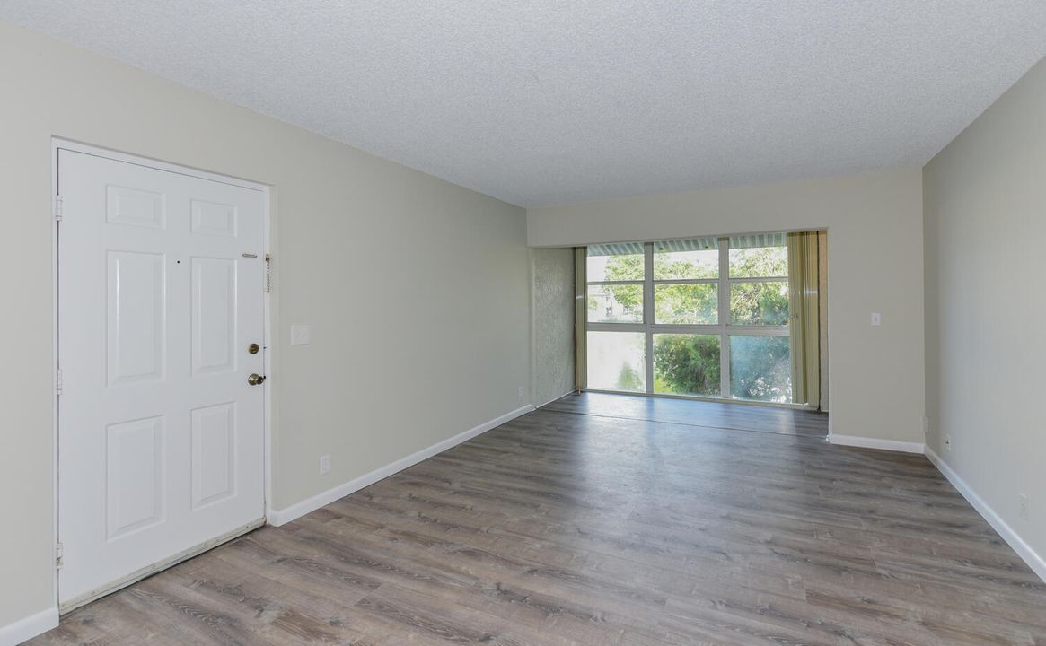 For Sale: $198,000 (2 beds, 2 baths, 964 Square Feet)