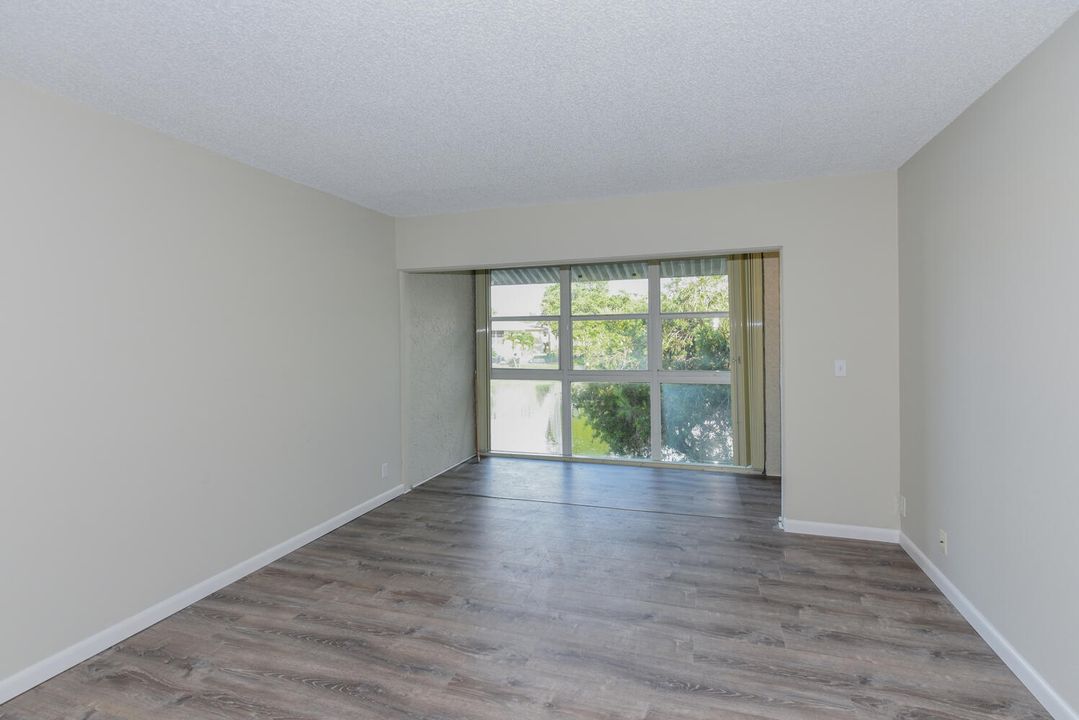 For Sale: $198,000 (2 beds, 2 baths, 964 Square Feet)