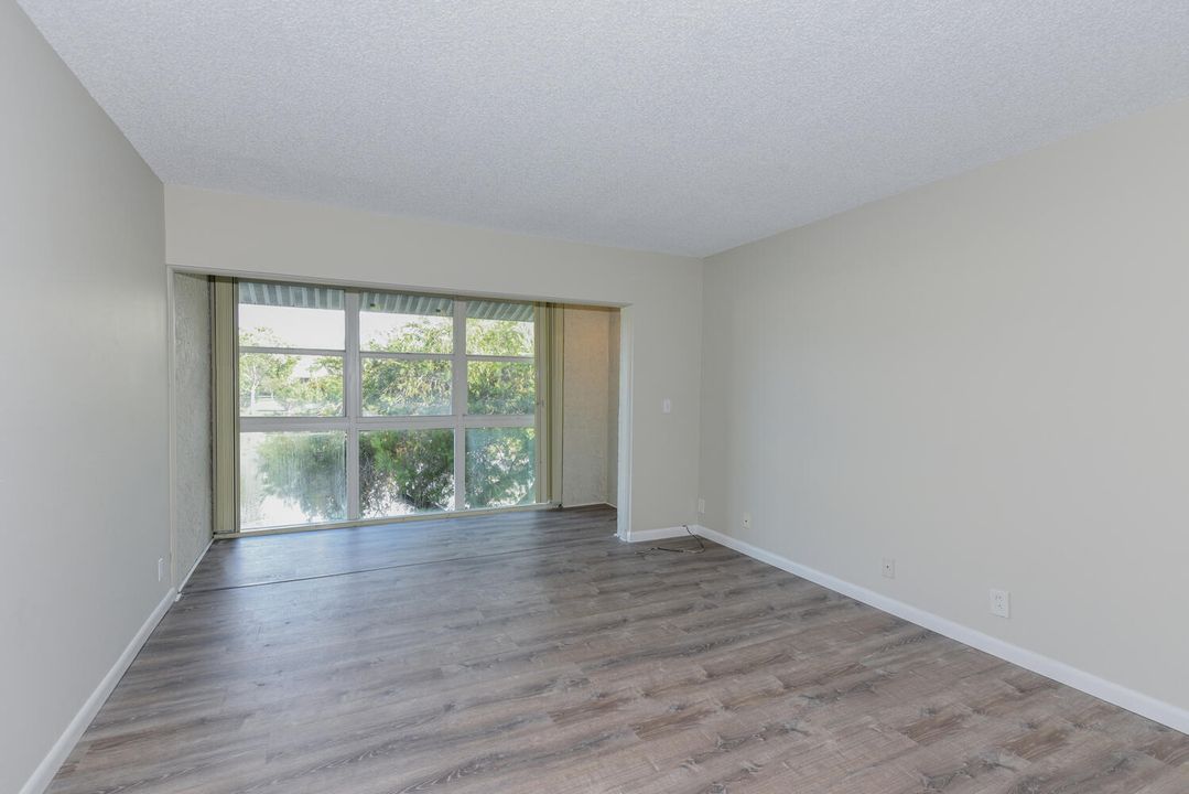 For Sale: $198,000 (2 beds, 2 baths, 964 Square Feet)