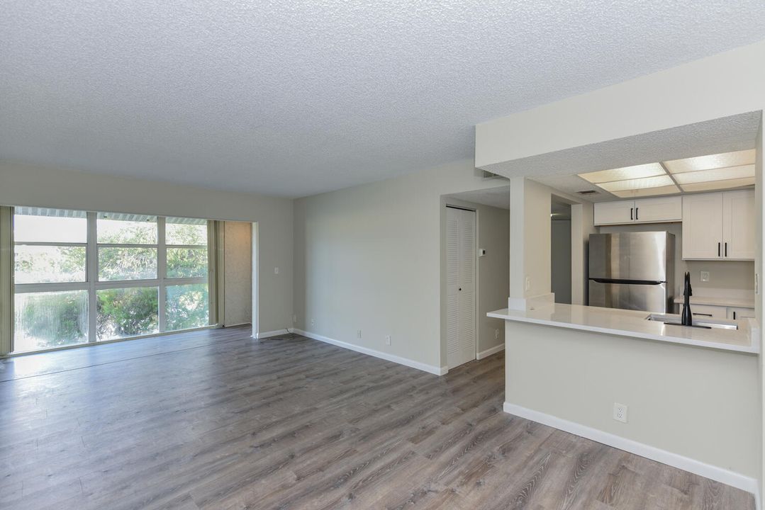 For Sale: $198,000 (2 beds, 2 baths, 964 Square Feet)
