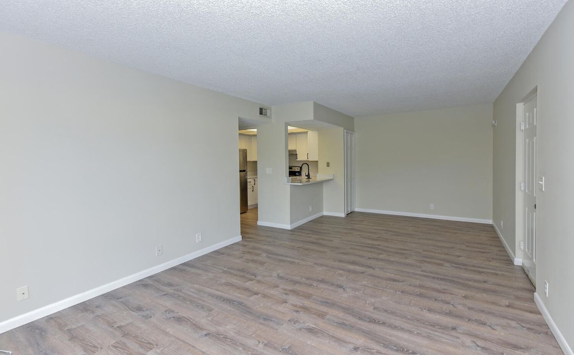 For Sale: $198,000 (2 beds, 2 baths, 964 Square Feet)