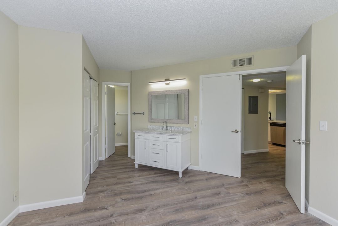 For Sale: $198,000 (2 beds, 2 baths, 964 Square Feet)