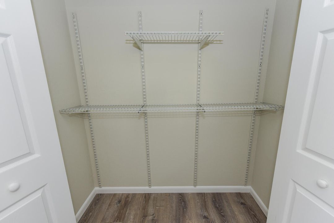 For Sale: $198,000 (2 beds, 2 baths, 964 Square Feet)