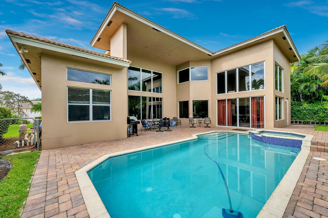 For Sale: $1,099,000 (5 beds, 4 baths, 4384 Square Feet)