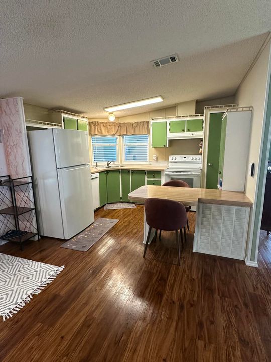 For Sale: $143,000 (2 beds, 2 baths, 862 Square Feet)