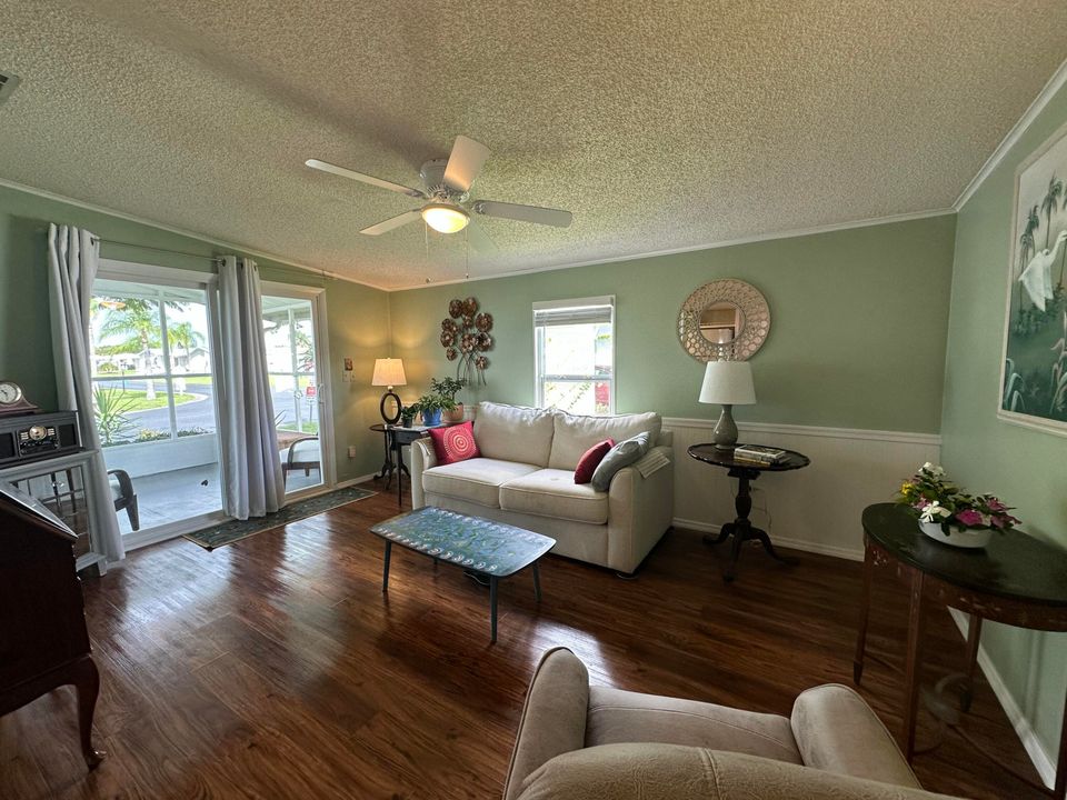For Sale: $143,000 (2 beds, 2 baths, 862 Square Feet)