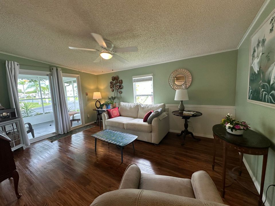 For Sale: $143,000 (2 beds, 2 baths, 862 Square Feet)