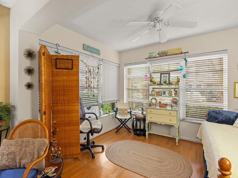 Active With Contract: $144,900 (1 beds, 1 baths, 1052 Square Feet)