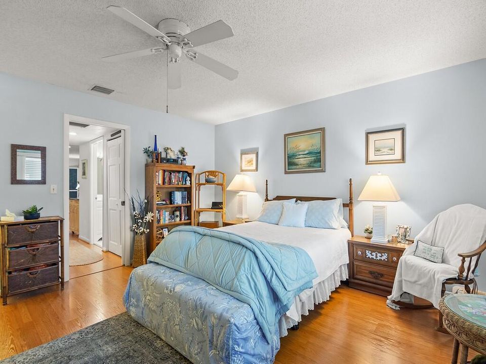 Active With Contract: $144,900 (1 beds, 1 baths, 1052 Square Feet)