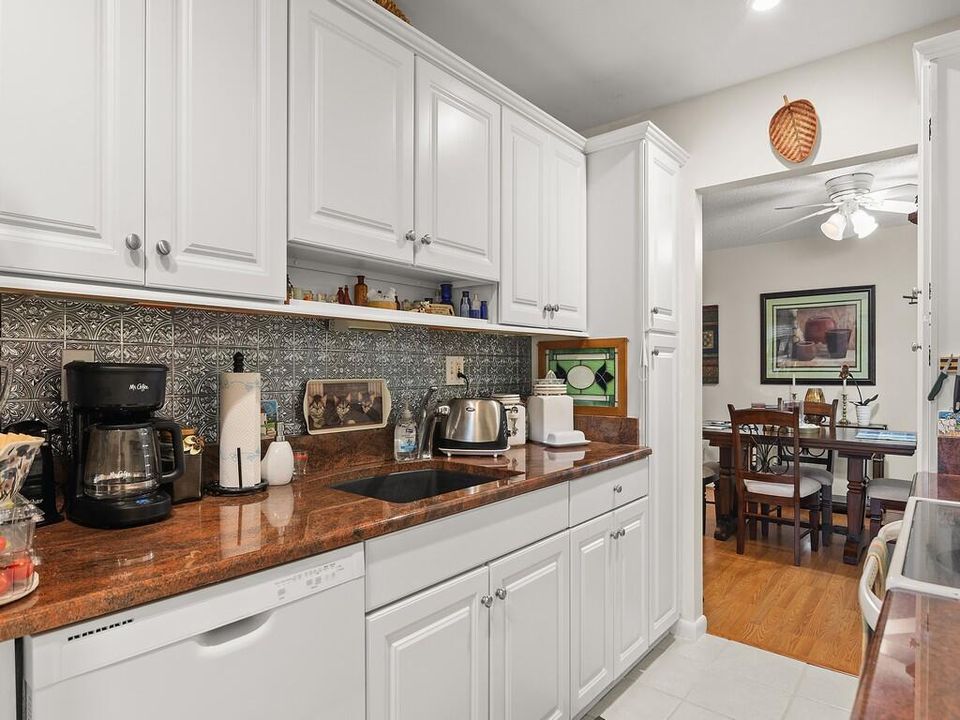 Active With Contract: $144,900 (1 beds, 1 baths, 1052 Square Feet)