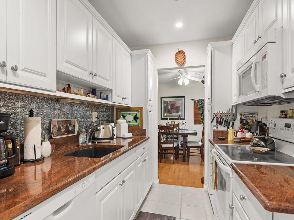 Active With Contract: $144,900 (1 beds, 1 baths, 1052 Square Feet)