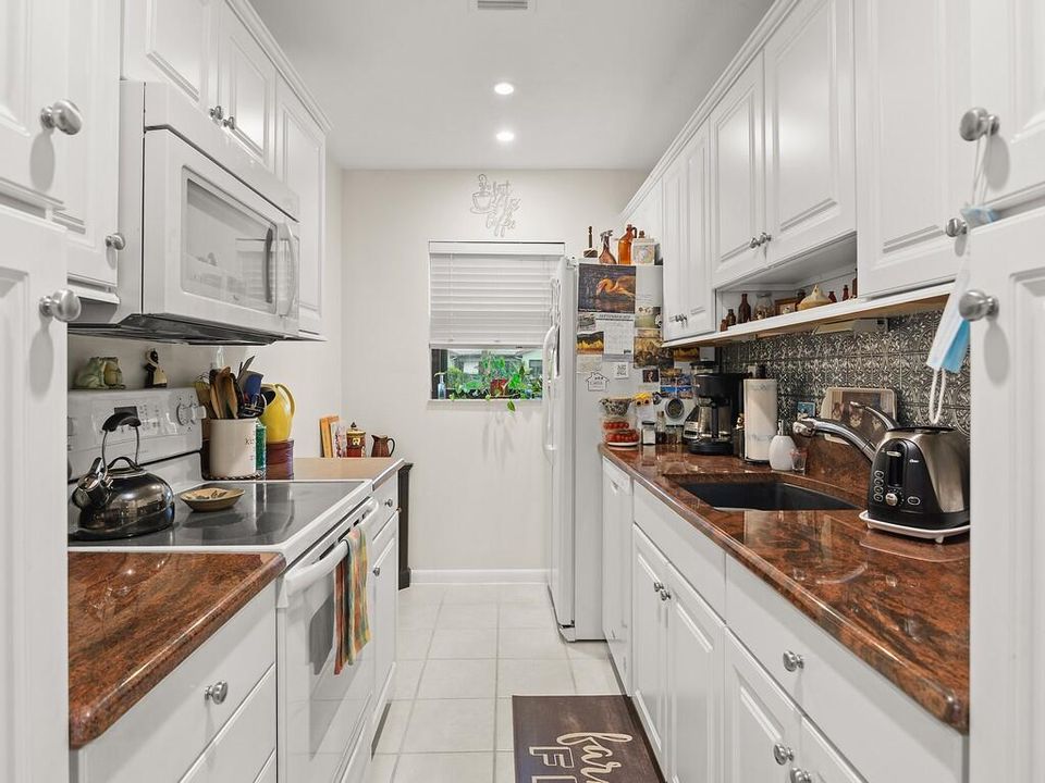 Active With Contract: $144,900 (1 beds, 1 baths, 1052 Square Feet)