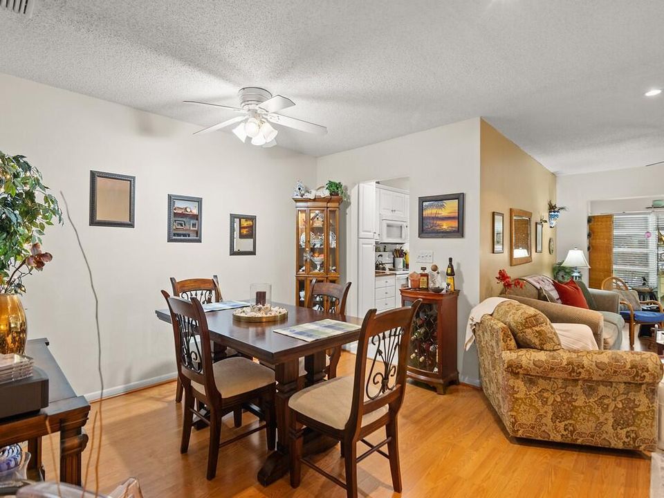 Active With Contract: $144,900 (1 beds, 1 baths, 1052 Square Feet)