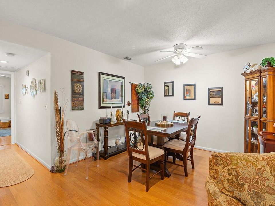 Active With Contract: $144,900 (1 beds, 1 baths, 1052 Square Feet)