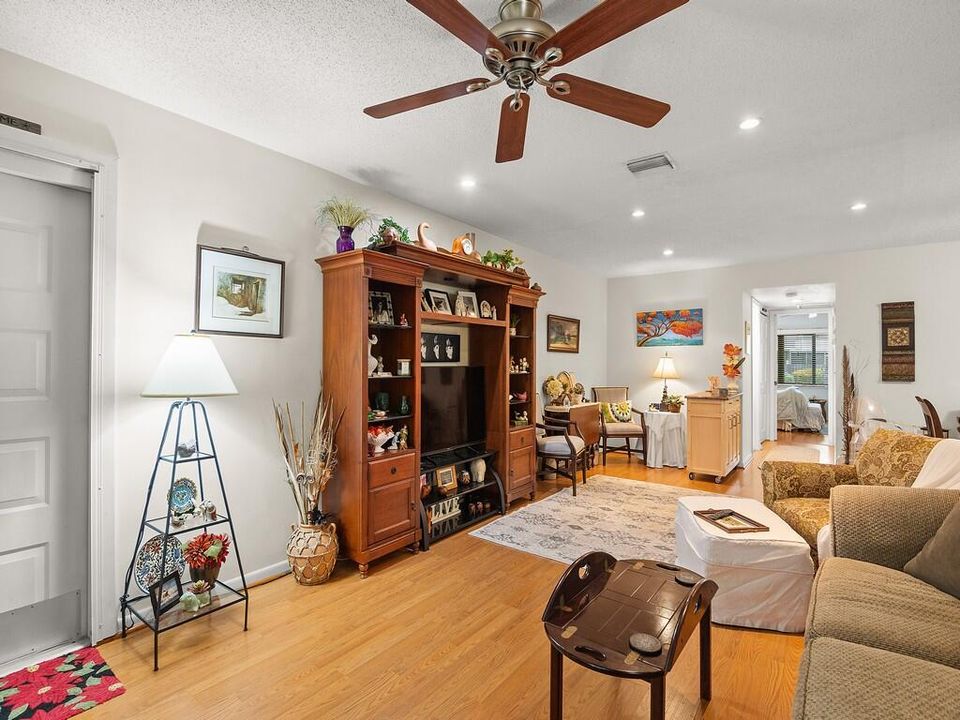 Active With Contract: $144,900 (1 beds, 1 baths, 1052 Square Feet)