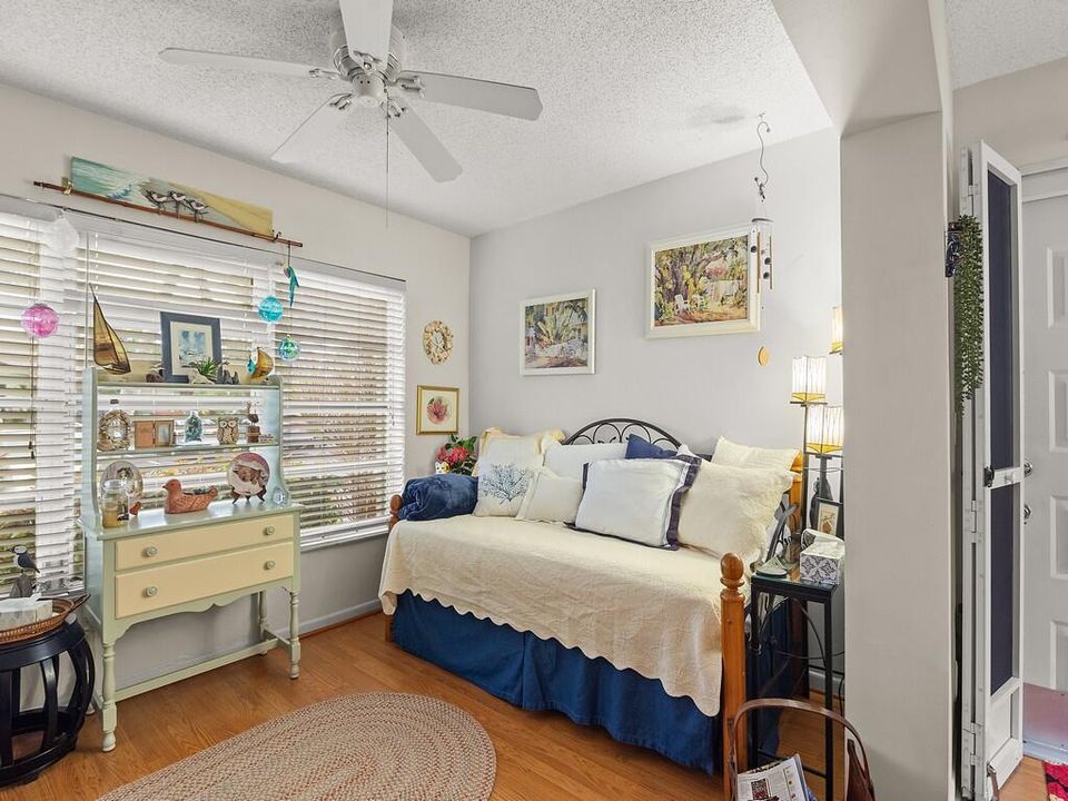 Active With Contract: $144,900 (1 beds, 1 baths, 1052 Square Feet)