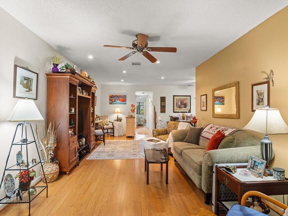 Active With Contract: $144,900 (1 beds, 1 baths, 1052 Square Feet)