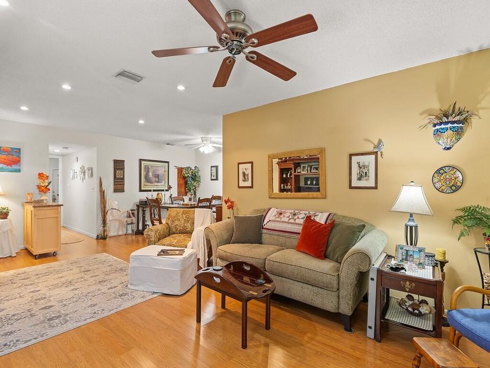 Active With Contract: $144,900 (1 beds, 1 baths, 1052 Square Feet)