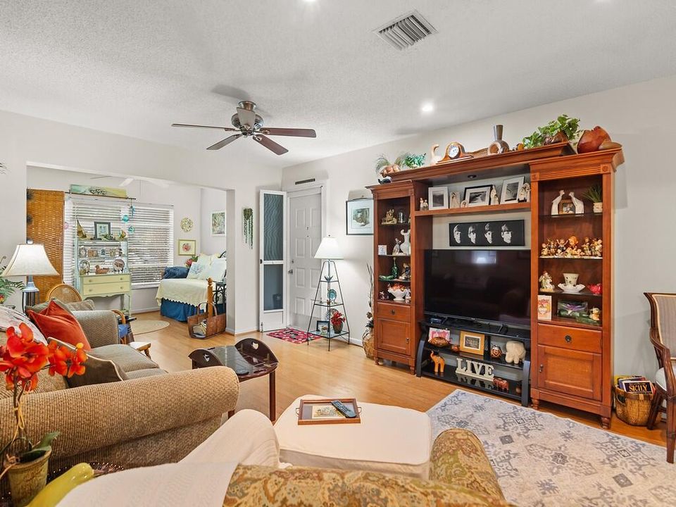 Active With Contract: $144,900 (1 beds, 1 baths, 1052 Square Feet)