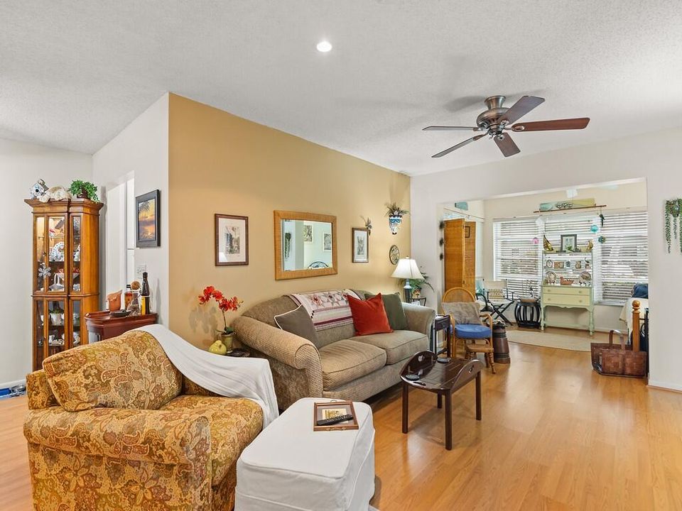 Active With Contract: $144,900 (1 beds, 1 baths, 1052 Square Feet)