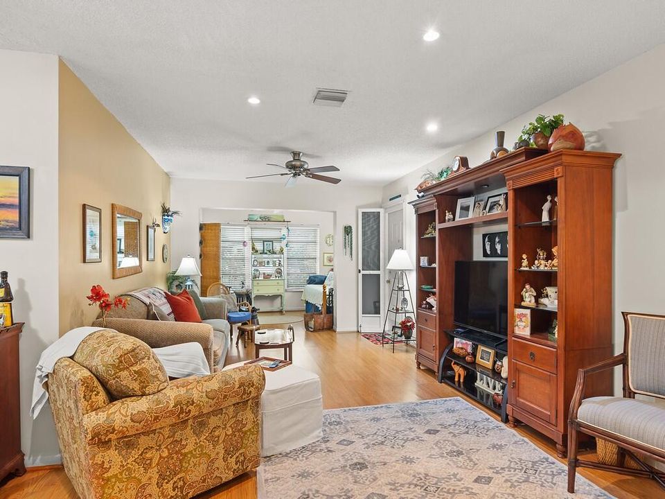 Active With Contract: $144,900 (1 beds, 1 baths, 1052 Square Feet)