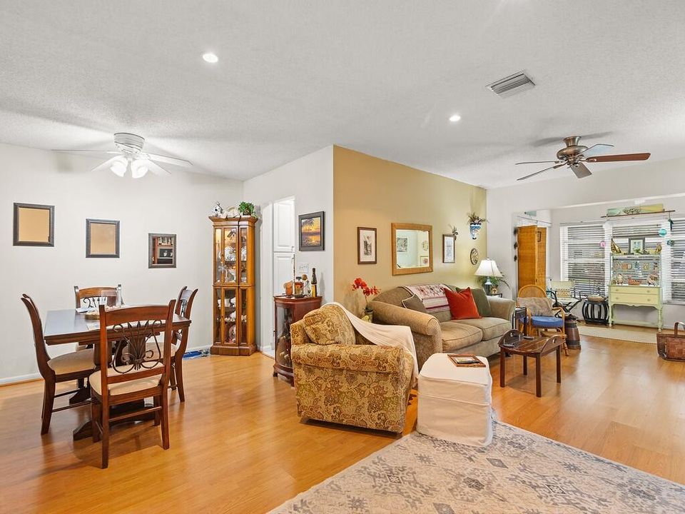 Active With Contract: $144,900 (1 beds, 1 baths, 1052 Square Feet)