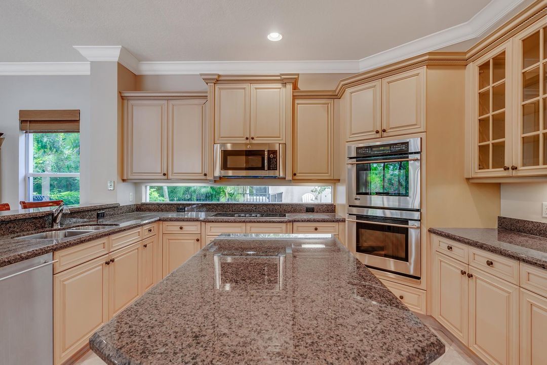 На продажу: $1,649,000 (5 спален, 5 ванн, 4708 Квадратных фут)