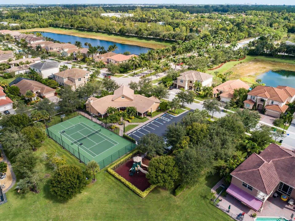 На продажу: $1,649,000 (5 спален, 5 ванн, 4708 Квадратных фут)