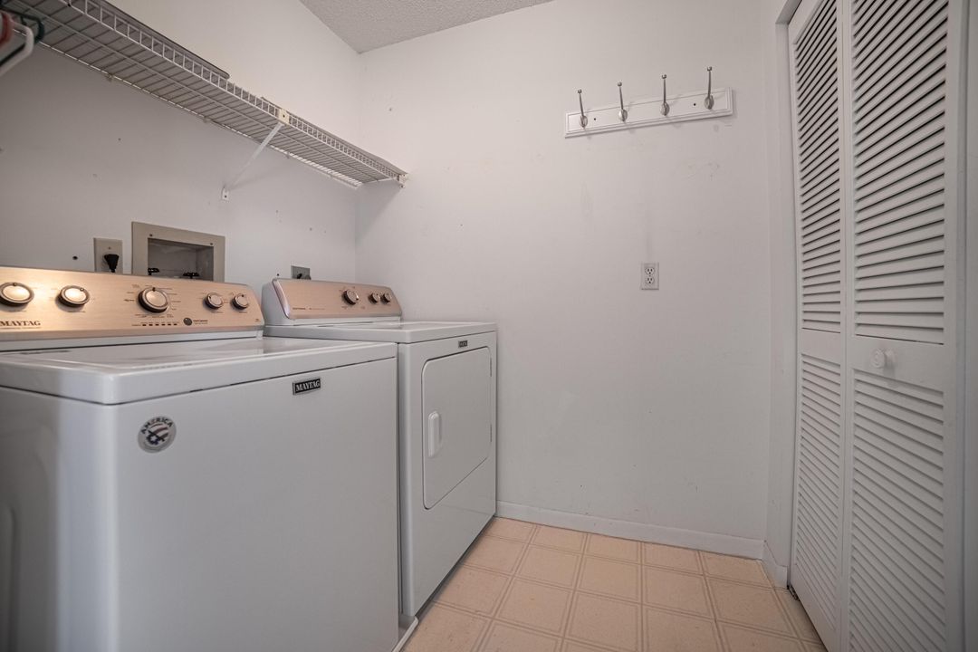 待售: $300,000 (2 贝兹, 2 浴室, 1306 平方英尺)