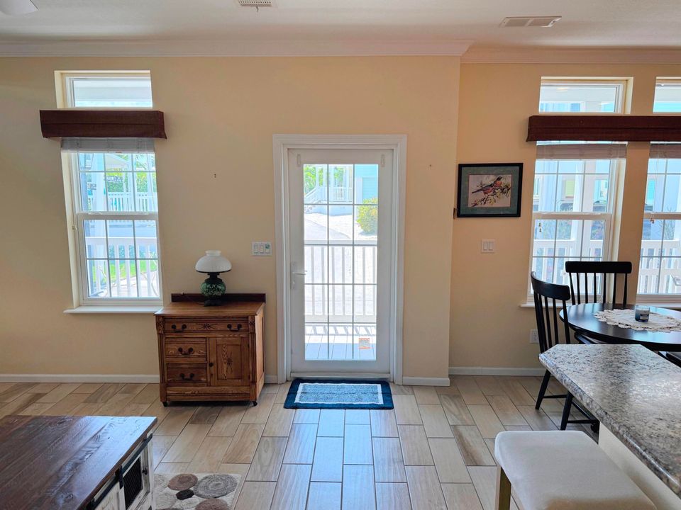 For Sale: $284,900 (2 beds, 2 baths, 1100 Square Feet)