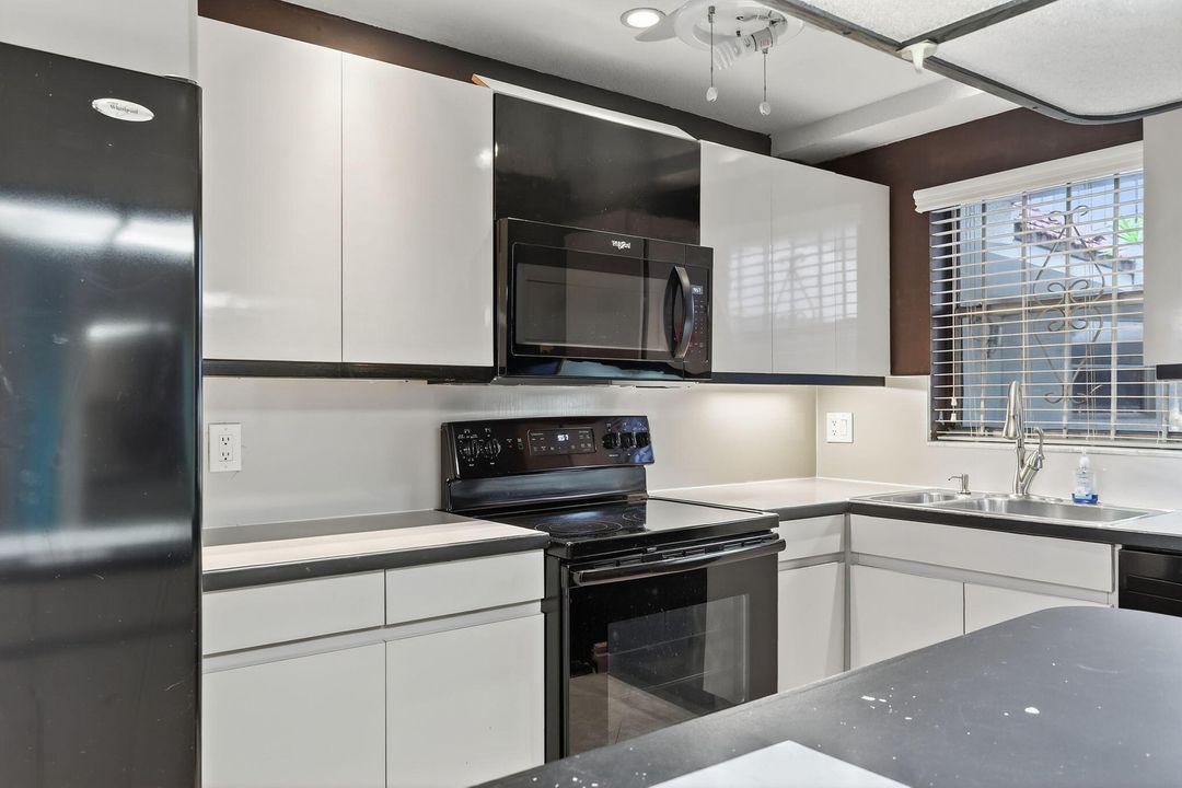 En Venta: $219,000 (2 camas, 2 baños, 975 Pies cuadrados)