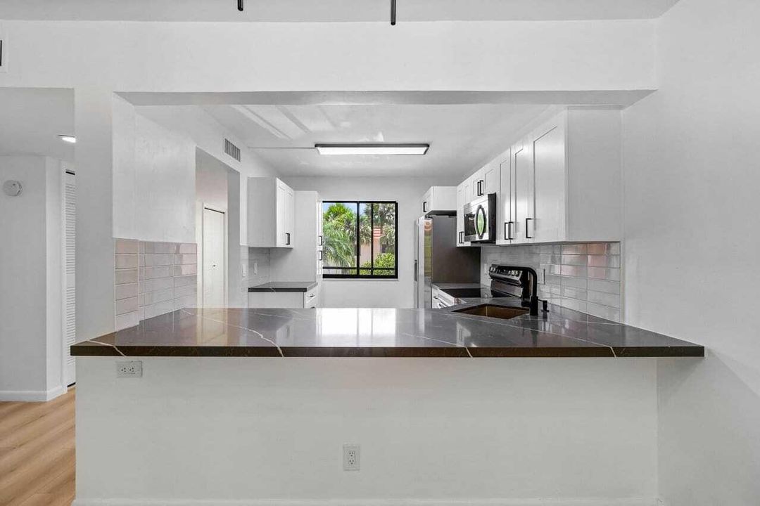 待售: $329,900 (2 贝兹, 2 浴室, 1231 平方英尺)