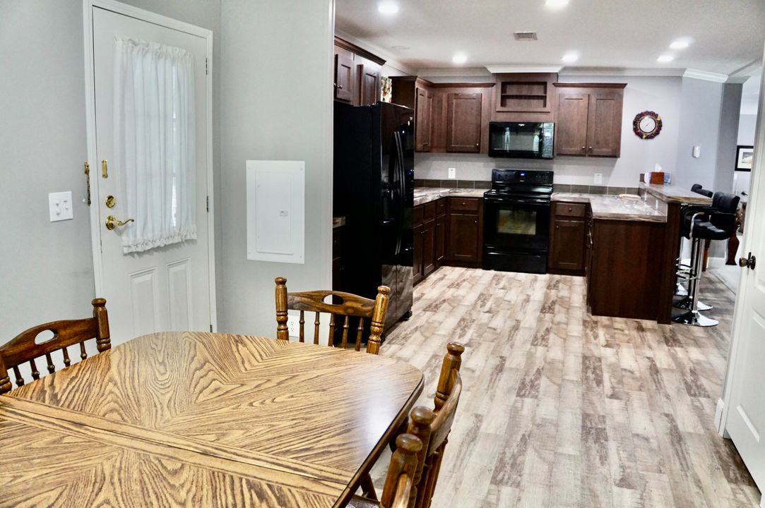 待售: $105,000 (3 贝兹, 2 浴室, 1352 平方英尺)