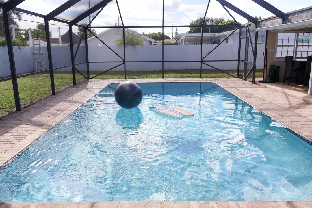 For Sale: $599,900 (4 beds, 2 baths, 1523 Square Feet)