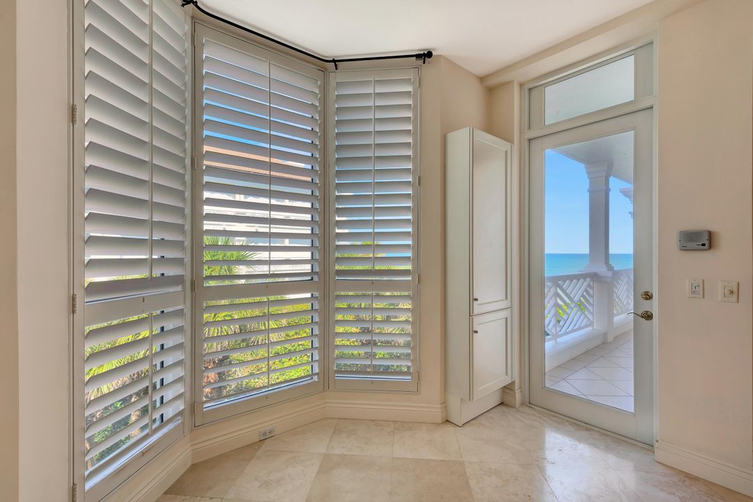 Active With Contract: $1,995,000 (3 beds, 3 baths, 3510 Square Feet)