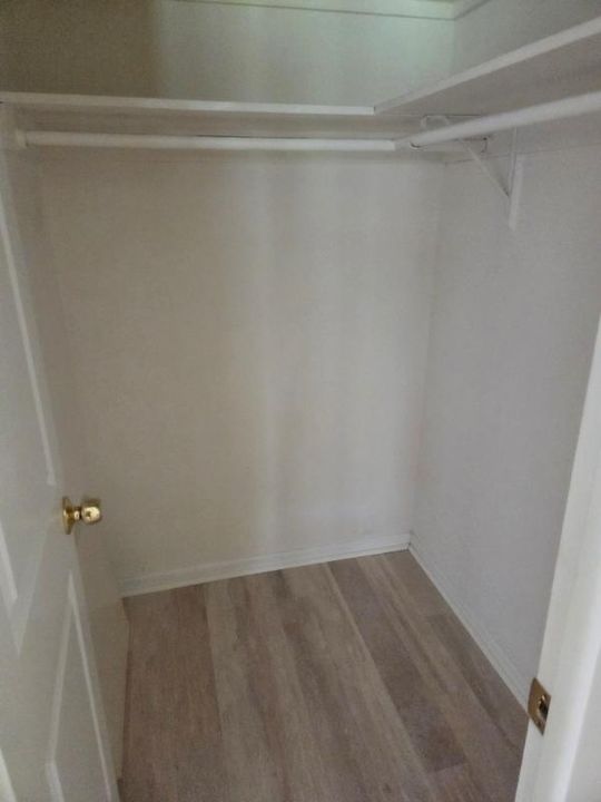 For Sale: $159,500 (1 beds, 1 baths, 1100 Square Feet)