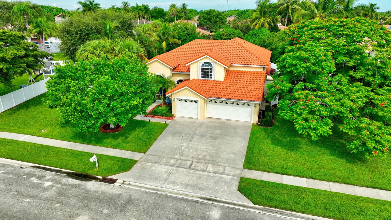 Activo con contrato: $775,000 (5 camas, 3 baños, 3128 Pies cuadrados)