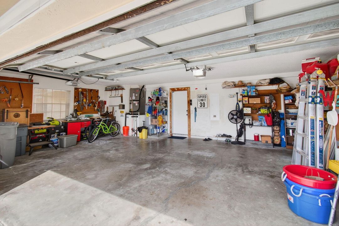 Activo con contrato: $775,000 (5 camas, 3 baños, 3128 Pies cuadrados)