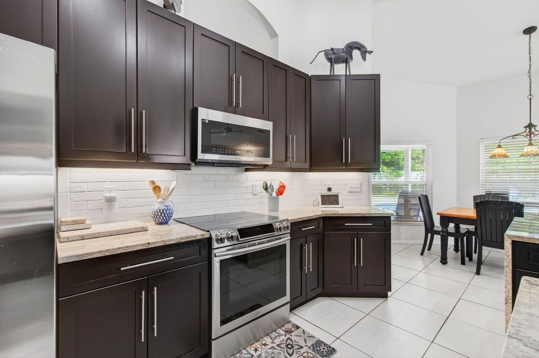 Activo con contrato: $775,000 (5 camas, 3 baños, 3128 Pies cuadrados)