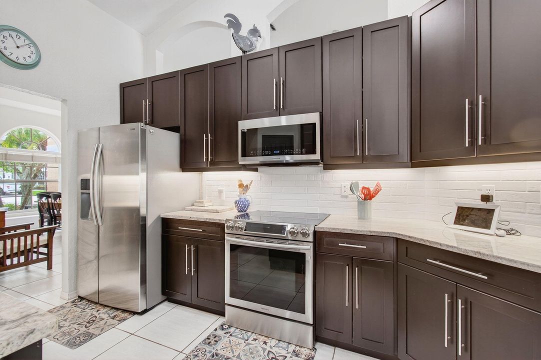 Activo con contrato: $775,000 (5 camas, 3 baños, 3128 Pies cuadrados)