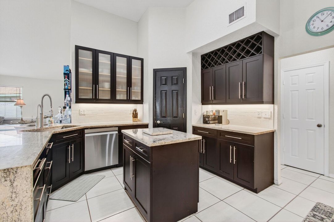 Activo con contrato: $775,000 (5 camas, 3 baños, 3128 Pies cuadrados)