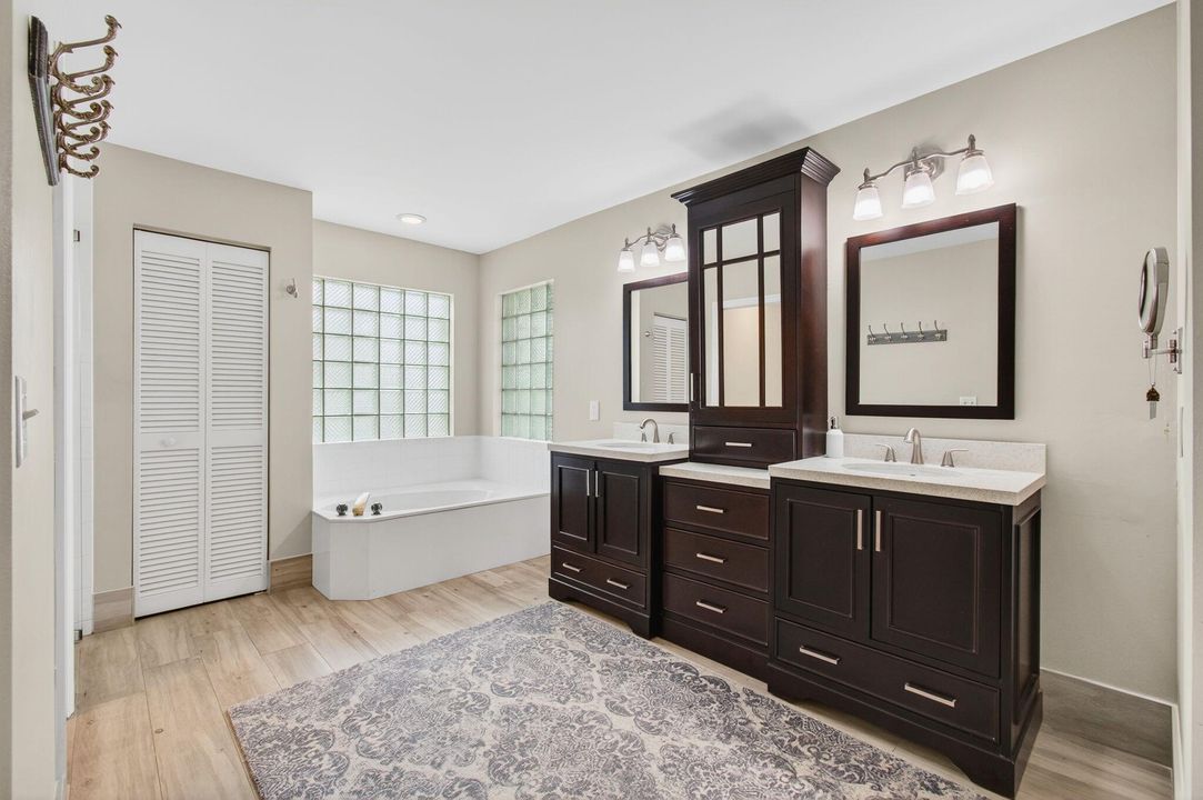 Activo con contrato: $775,000 (5 camas, 3 baños, 3128 Pies cuadrados)