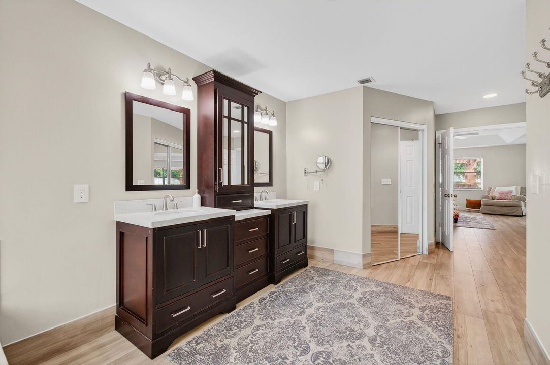 Activo con contrato: $775,000 (5 camas, 3 baños, 3128 Pies cuadrados)