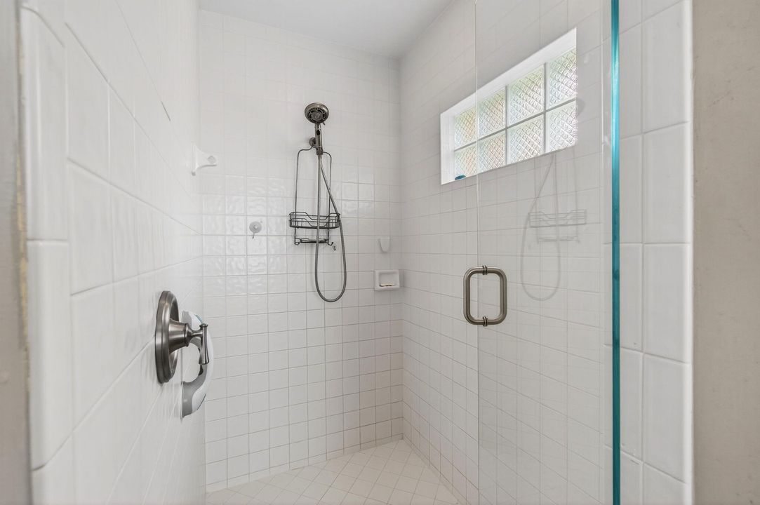 Activo con contrato: $775,000 (5 camas, 3 baños, 3128 Pies cuadrados)